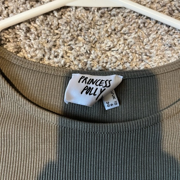 Princess Polly army green cropped short sleeve, size 6! - Picture 2 of 3